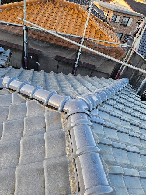 乾式工法でつくった下地に新たな冠瓦をビスで固定