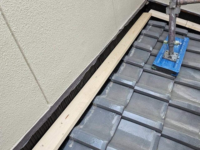 雨押え板金の木下地を取り付けた様子