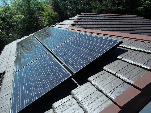 F型瓦屋根に設置されている太陽光パネル