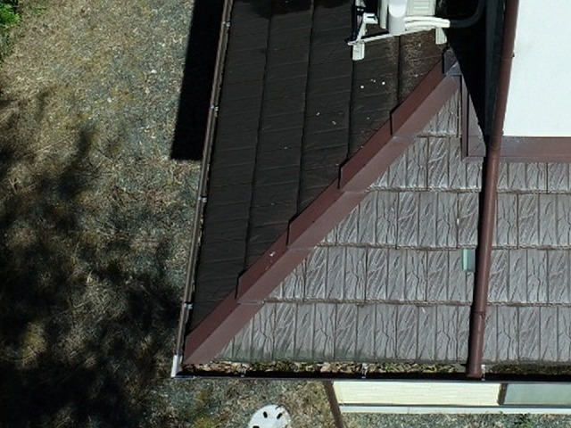 F型瓦屋根の下屋根に取り付けられている差し棟板金の劣化状況