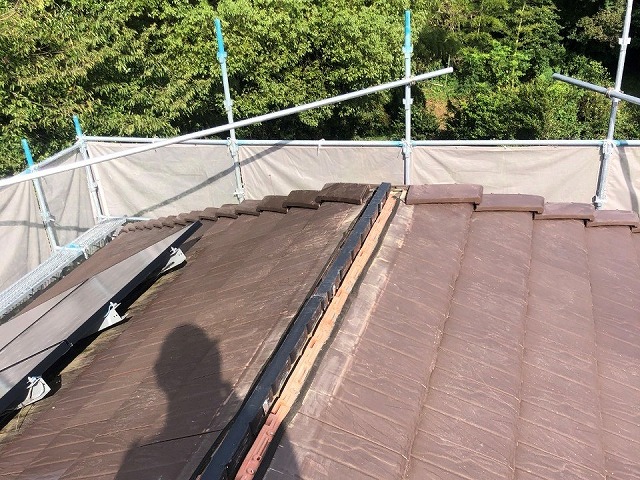 棟板金と棟瓦との取り換え工事の下地設置状況