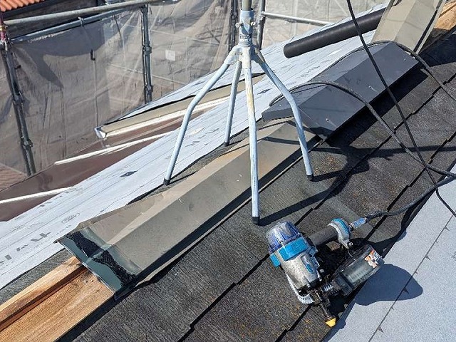 屋根カバー工法で棟板金を撤去している様子