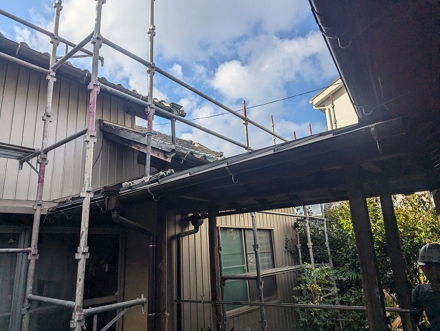 屋根の葺き替えによる軽量化リフォームのくさび式足場の組み立て