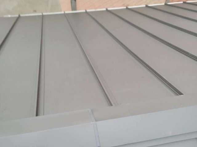 中古住宅購入後に行った立平葺きによるカバー工事が完成