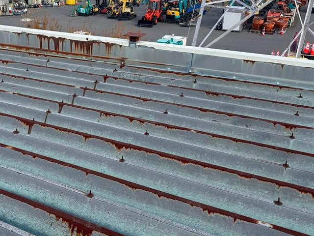 コーキングの打ち替えによる雨漏り修理を行う倉庫建物のパラペット