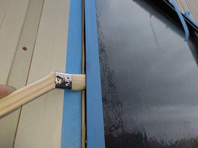 会社倉庫建物のコーキング打ち替え工事でサッシまわりへのプライマー塗布