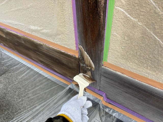 和風住宅の外装木部塗装工事のアク抜き材塗布状況