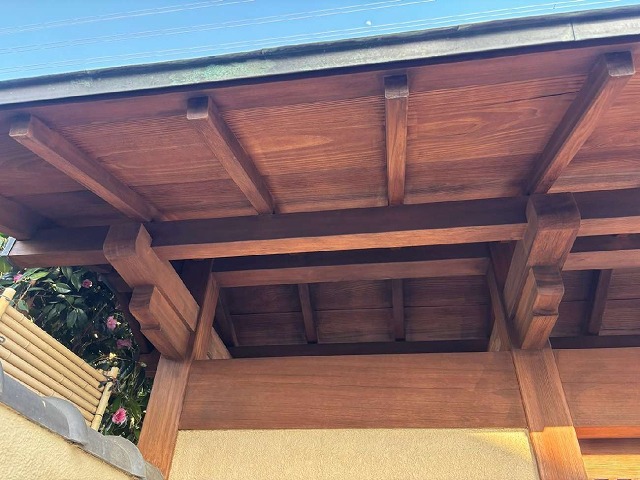 木部塗装工事の浸透型塗料を用いた施工が完了した状況