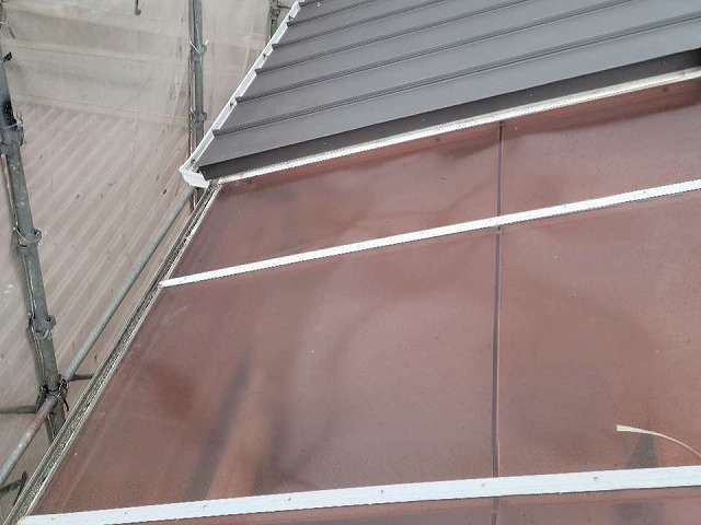 中古住宅購入後に行ったメンテナンスでバルコニー屋根のポリカーボネート平板交換が完了