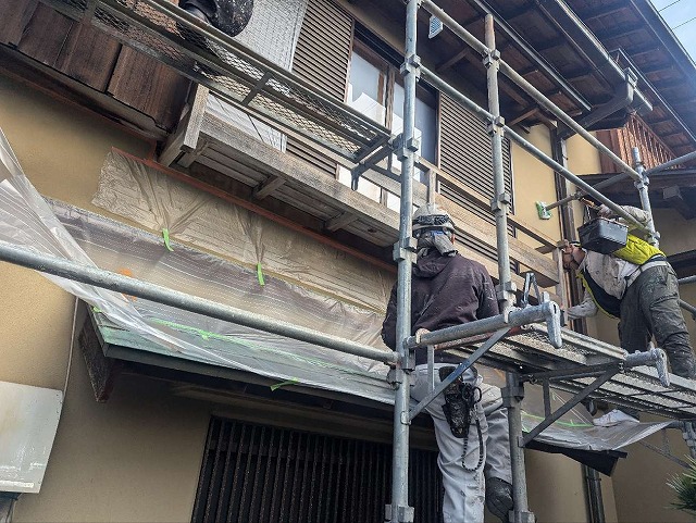 「キシラデコール」を用いた木部塗装を行う塗装工