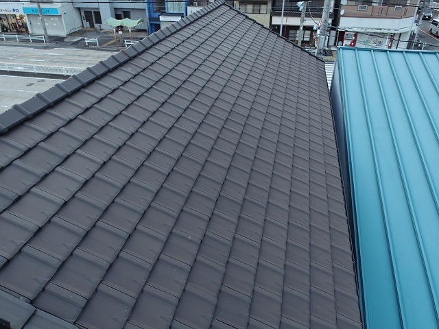 住宅の定期点検で平板瓦屋根の劣化状況を確認