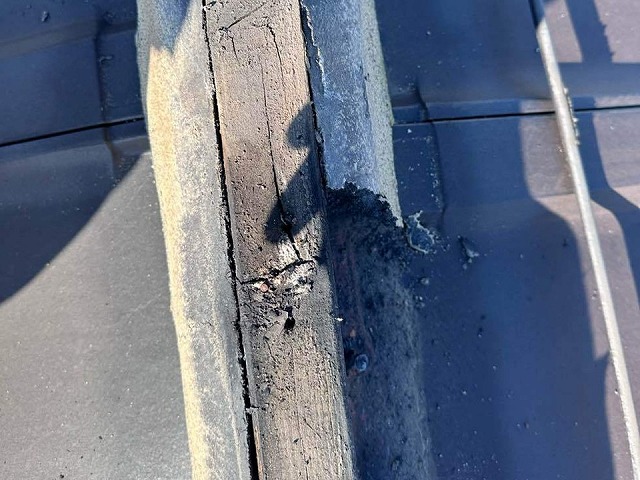 棟瓦取り直し工事で既存棟瓦を取り外し後の木製垂木の傷み具合