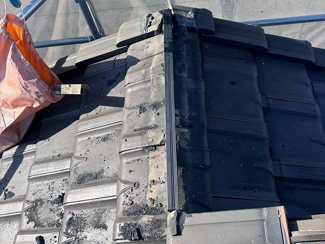 棟瓦取り直し工事で野地板に留め付けた受け金物に対して樹脂製垂木を取り付け