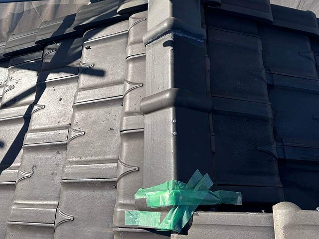 棟瓦取り直し工事で棟瓦のステンレスビスで取り付けた状況