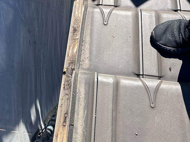 袖瓦取り直し工事で既存袖瓦取り外し後の下地の傷み具合