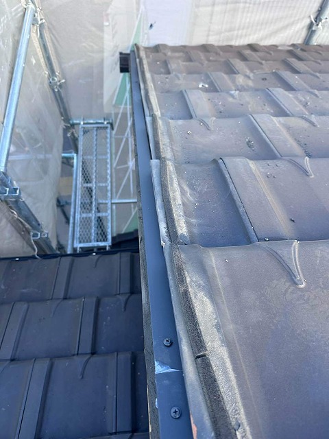 袖瓦取り直し工事で木下地に対する水切り板金の取り付けが完了