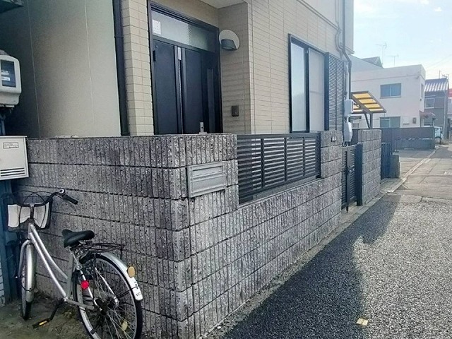 玄関部分の外壁仕上げにタイル調サイディングを用いている住宅