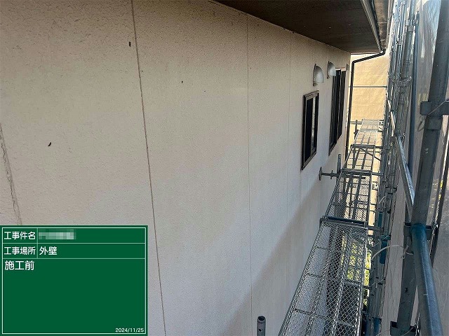 経年劣化にともなう塗装工事を行うプレーン調サイディングの施工前状況