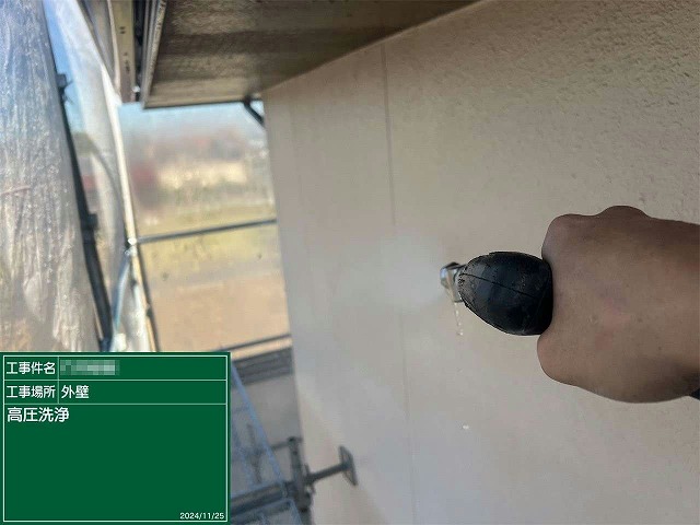 塗装工事前に行ったプレーン調サイディングに対するの高圧洗浄
