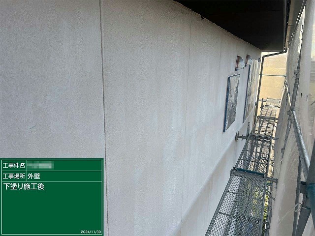 住宅外壁塗装工事の2階プレーン調サイディングへの下塗り完了