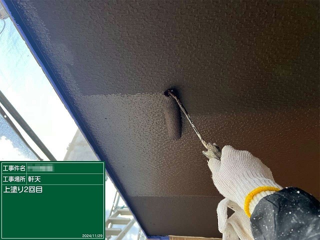 外壁塗装と同時に行った軒天塗装2回目の様子