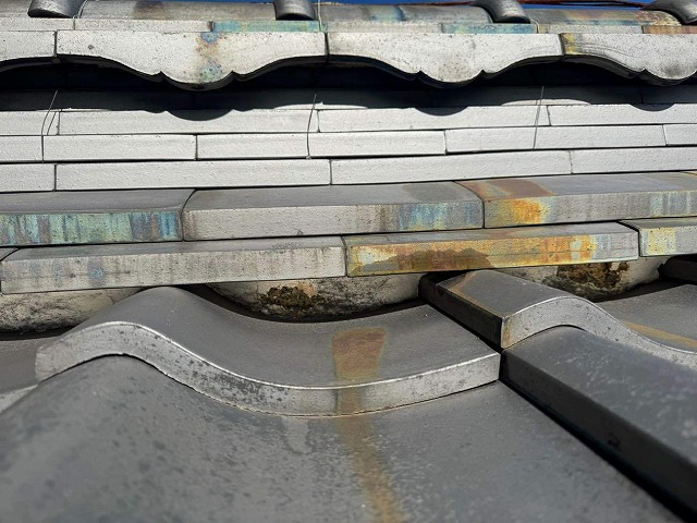 棟瓦の漆喰が劣化して変色や部分的な剥がれが発生