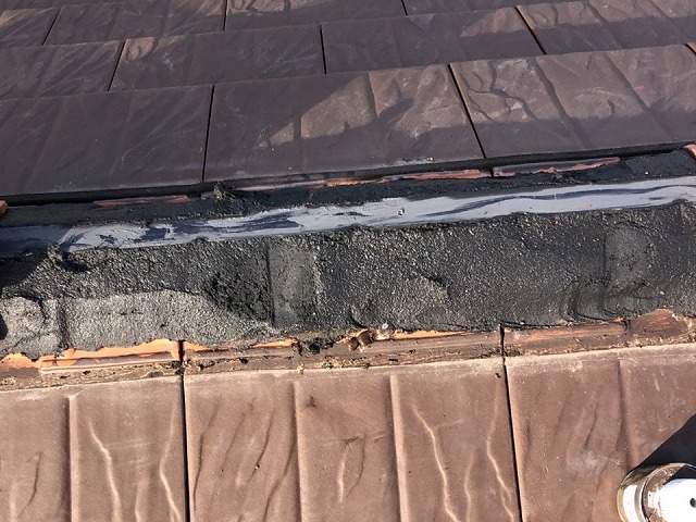 屋根板金役物取り替え工事で受け金物や樹脂製芯材、モルロックで土台の構築