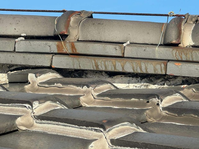 瓦のズレを防ぐ瓦止めを施していた屋根点検時の様子