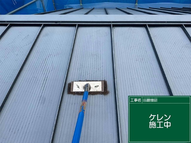ガルバリウム鋼板屋根塗装工事で塗装面に微細なキズを付ける目荒らし