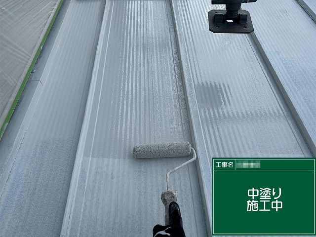 ガルバリウム鋼板屋根塗装工事の無機塗料を用いた中塗り施工