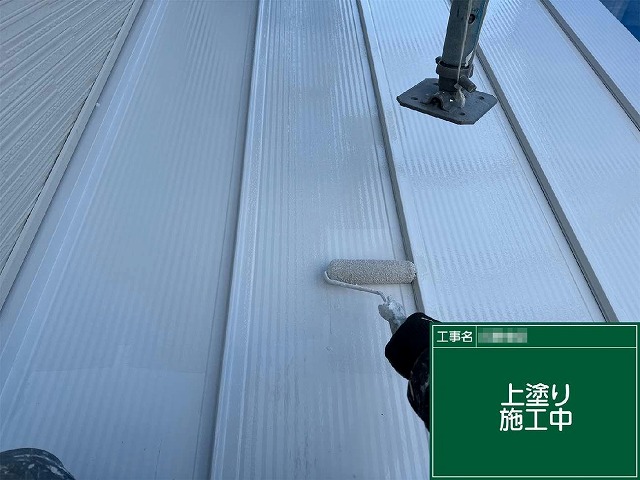 「無機エクスカリバーZ」を用いたガルバリウム鋼板屋根塗装工事の上塗り