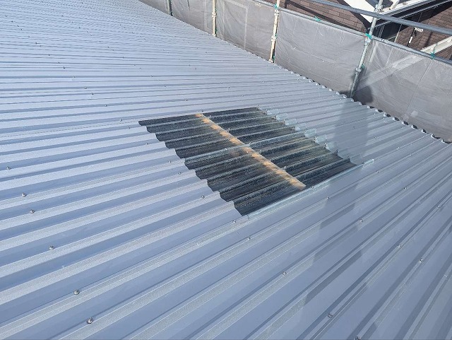 倉庫波型スレート屋根カバー工事の新しいポリカ波板で明り取りの交換