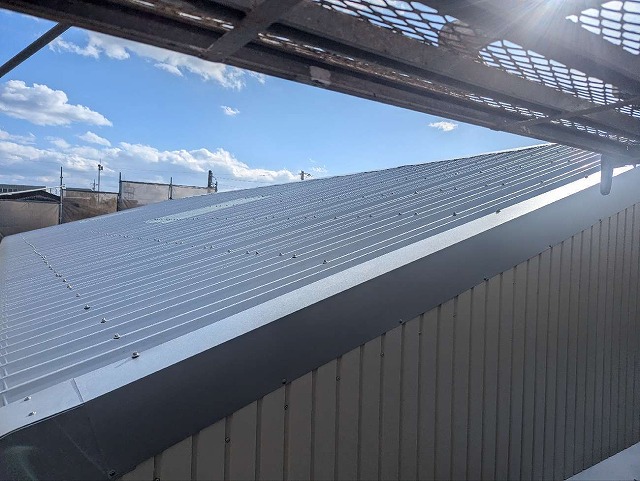 倉庫屋根カバー工事で風の影響を受けやすいケラバへの板金部材設置状況