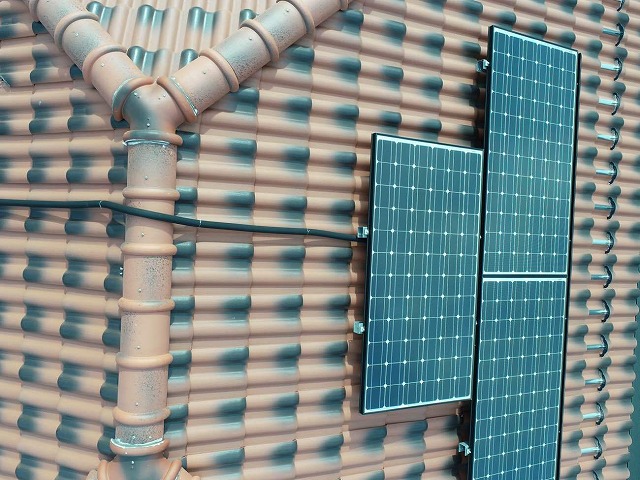 モニエル瓦屋根の劣化状況を確認する現場調査