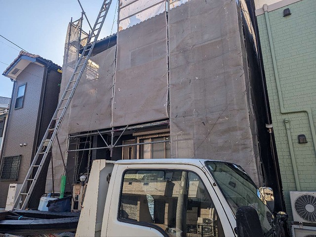 屋根棟瓦取り直し工事の足場設置が完了した状況