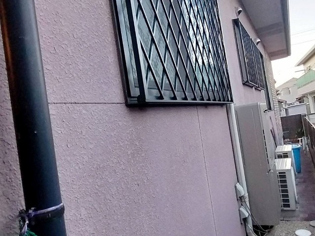 サイディングの色あせやカビの発生を確認した現場調査