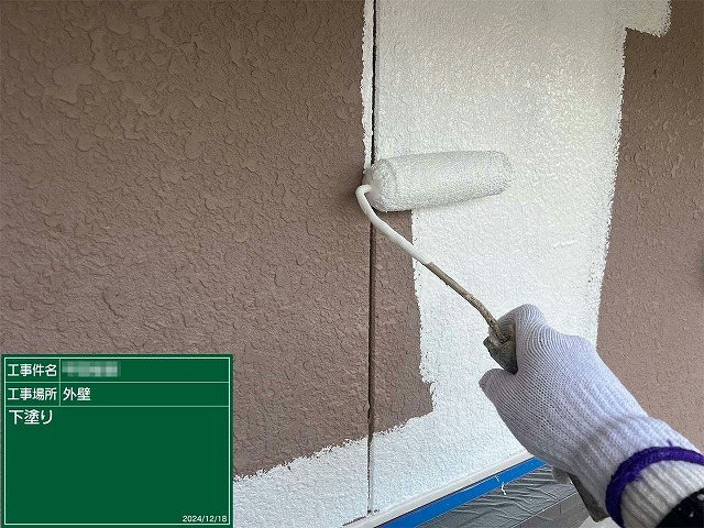 住宅外壁塗装工事の窯業系サイディングへの下塗り施工