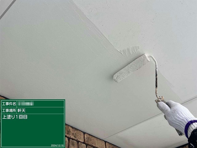 住宅外壁塗装工事の軒天塗装1回目施工