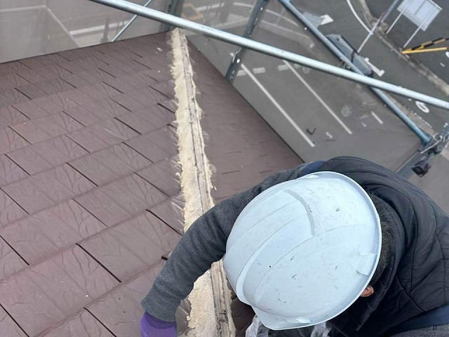 棟瓦取り直し工事で既存棟瓦取り外し後の土台部劣化状況