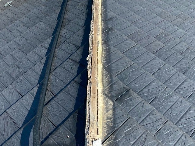 名古屋市緑区　棟瓦取り直し工事の既存棟瓦の取り外し後の漆喰劣化状況