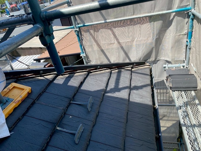 屋根棟瓦取り直し工事で劣化しにくい樹脂製垂木の取り付け