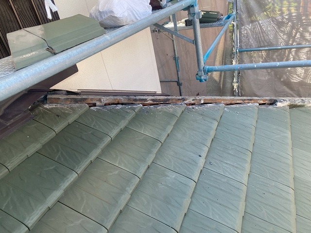 屋根の棟瓦取り直し工事で既存棟瓦の取り外しと土台部の撤去