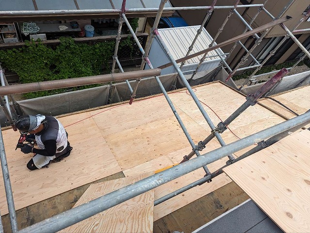 屋根葺き替え工事で瓦降ろしの後に合板を増し張りしている様子