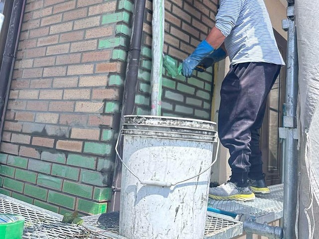 乾式タイル目地込み工事の養生剥がし工程