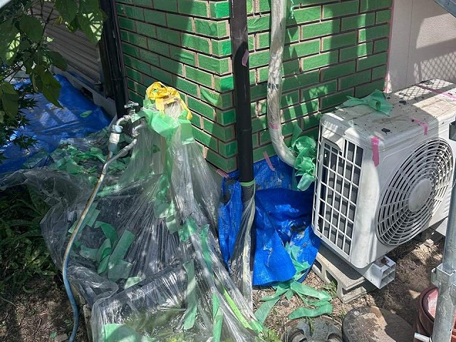 乾式タイル目地込み工事の養生テープによる養生工程が完了