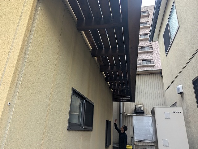 住宅の外壁に設置されている造作ベランダ周辺の雨漏りを確認する現場調査