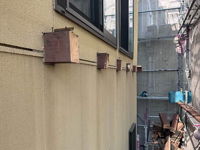 住宅雨漏り修理の木製造作ベランダを支える持ち出し梁の切断状況