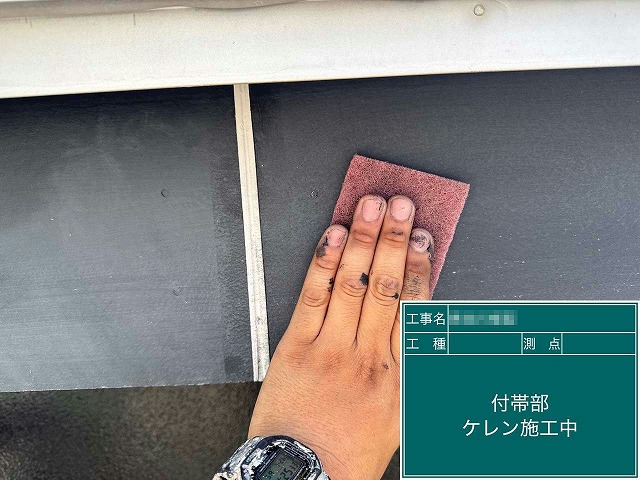 住宅外壁塗装工事の破風板へのケレン作業の様子