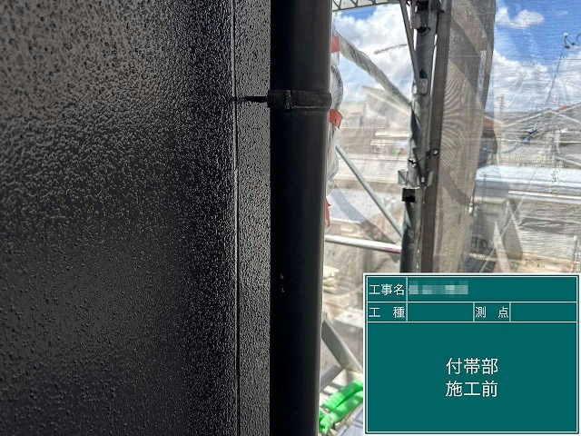 竪樋に対する雨樋塗装工事の施工前状況