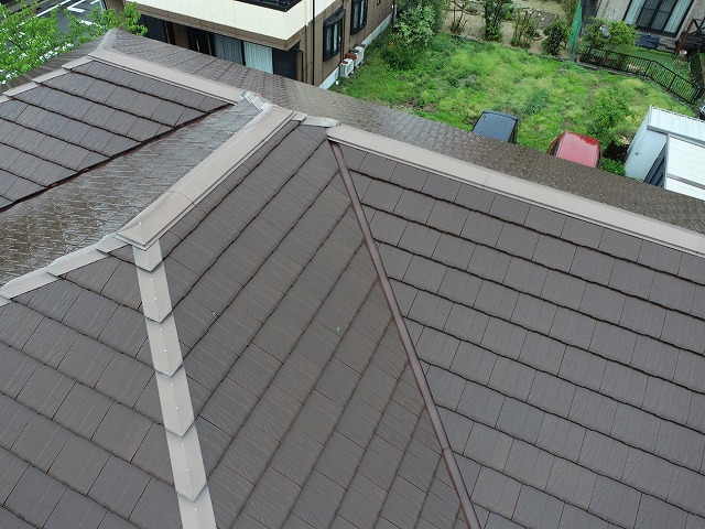 現場調査を行った平板瓦仕上げの屋根